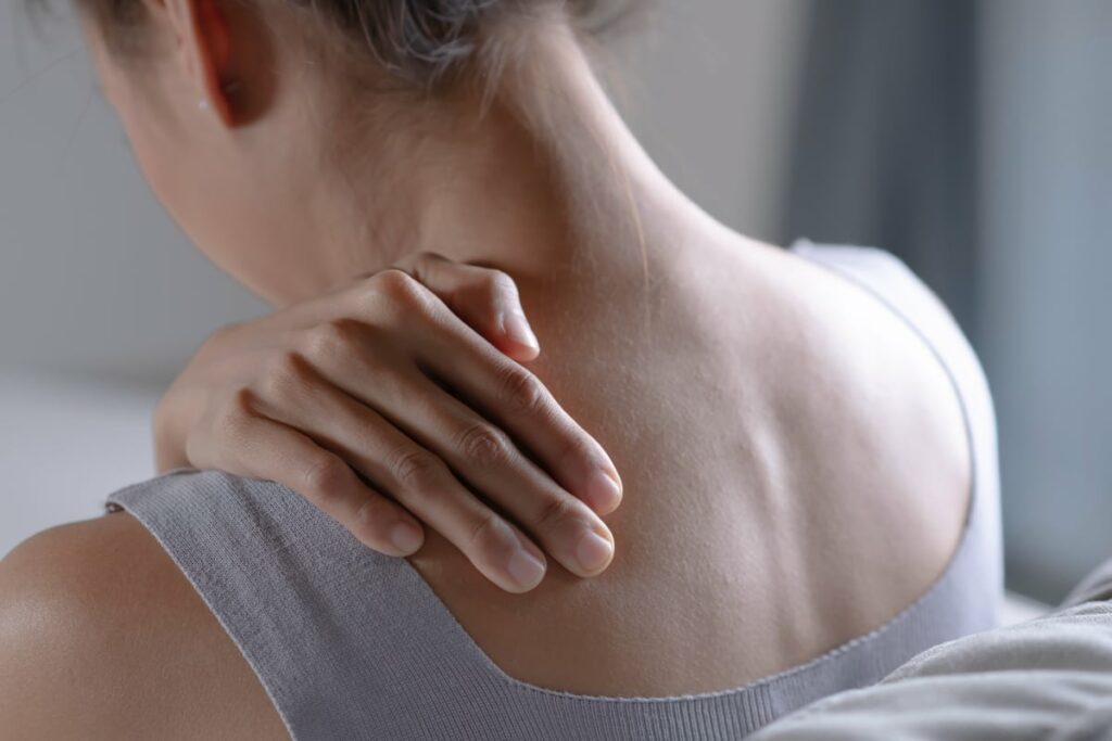woman has shoulder pain 2022 06 07 17 45 08 utc@1x